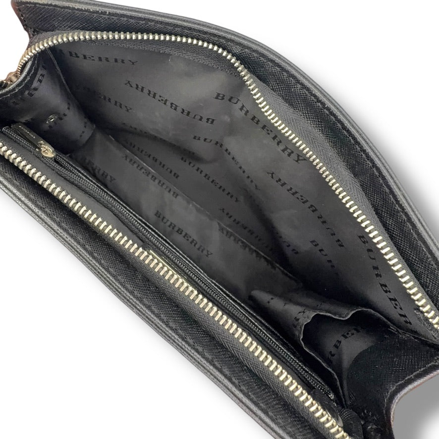 【美品】(2)バーバリー　クラッチバッグ　ブラック系　サフィアーノ