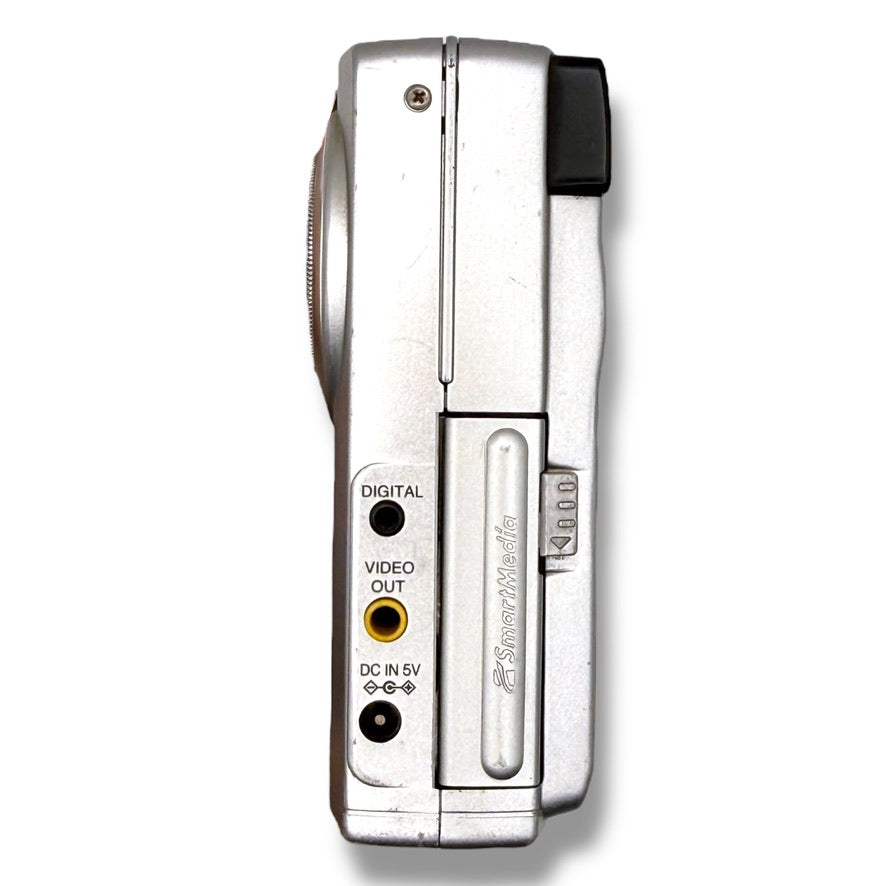 【155】FUJIFILM FinePix 2700 デジカメ シルバー系