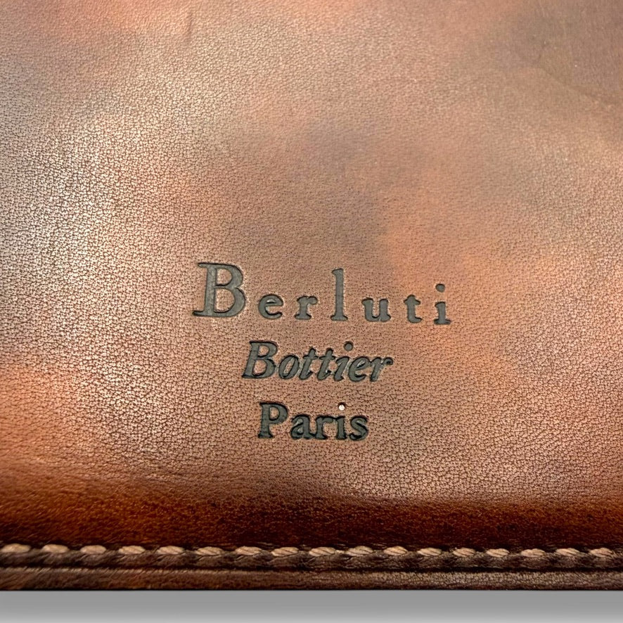 【美品】ベルルッティ　財布　ブラウン系　カリグラフィ
