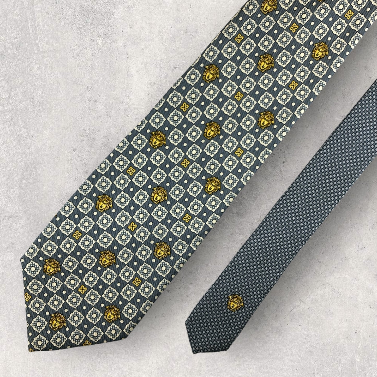 【6821】美品！ジャンニヴェルサーチ　ネクタイ　水色系