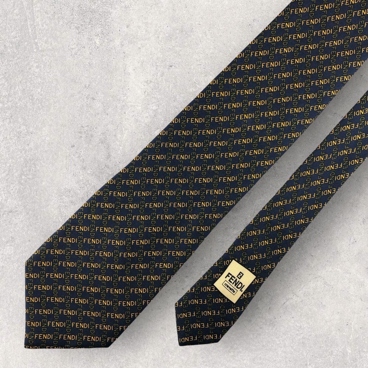 【6927】良品！フェンディ　ネクタイ　ネイビー系　ロゴ柄