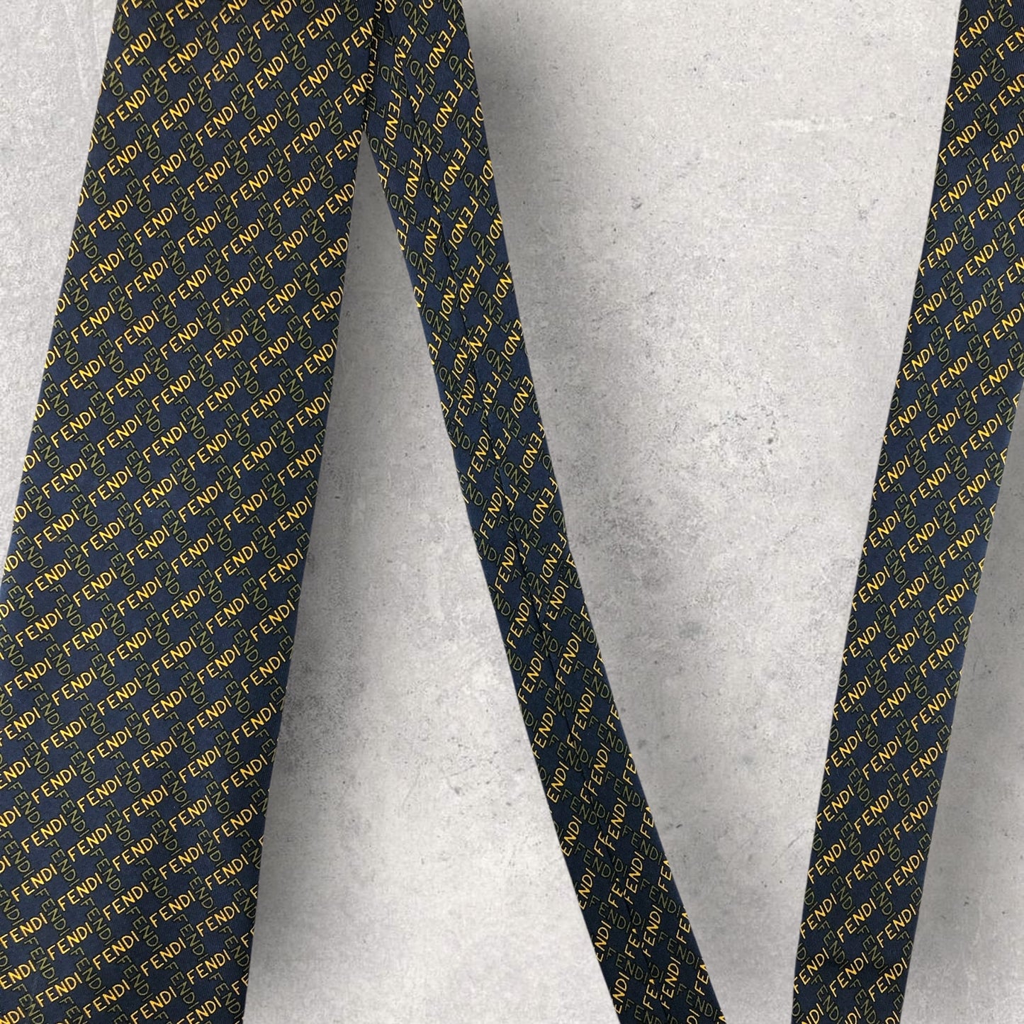 【6927】良品！フェンディ　ネクタイ　ネイビー系　ロゴ柄