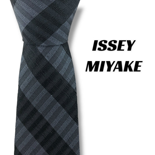 【7217】美品！イッセイミヤケ　ネクタイ　ネイビー系　ストライプ柄