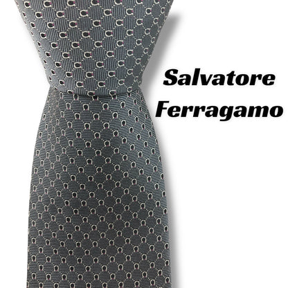 【7485】良品！サルヴァトーレフェラガモ　ネクタイ　グレー系　ガンチーニ柄