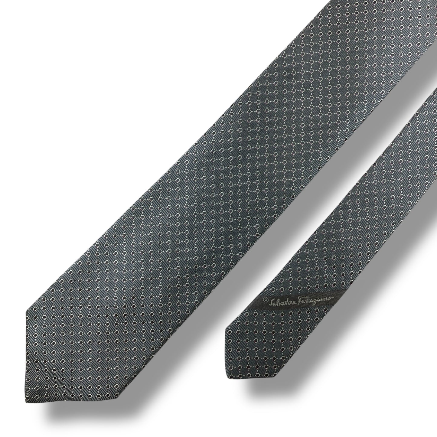 【7485】良品！サルヴァトーレフェラガモ　ネクタイ　グレー系　ガンチーニ柄