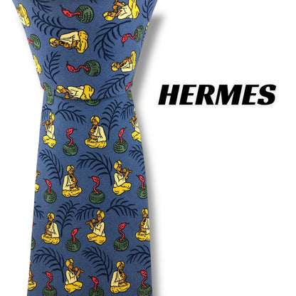 【7712】美品ー良品！エルメス　ネクタイ　水色系　ヘビ使い柄