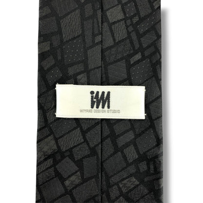 【8814】美品！イッセイミヤケ　ネクタイ　ブラック系