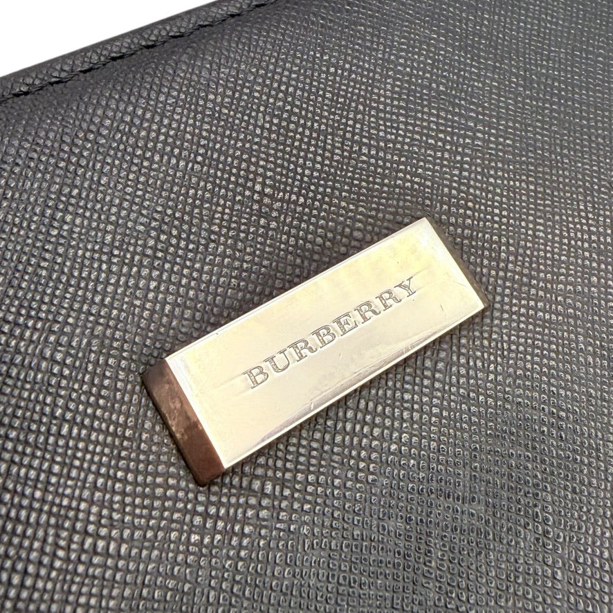 【美品】(2)バーバリー　クラッチバッグ　ブラック系　サフィアーノ