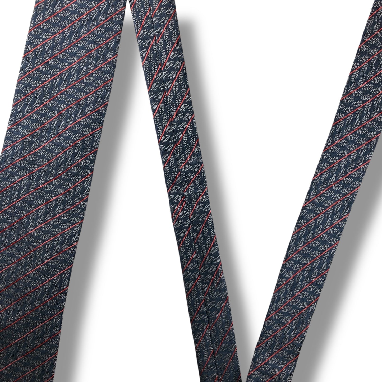 【7813】美品！ダンヒル　ネクタイ　ダークネイビー系　葉柄