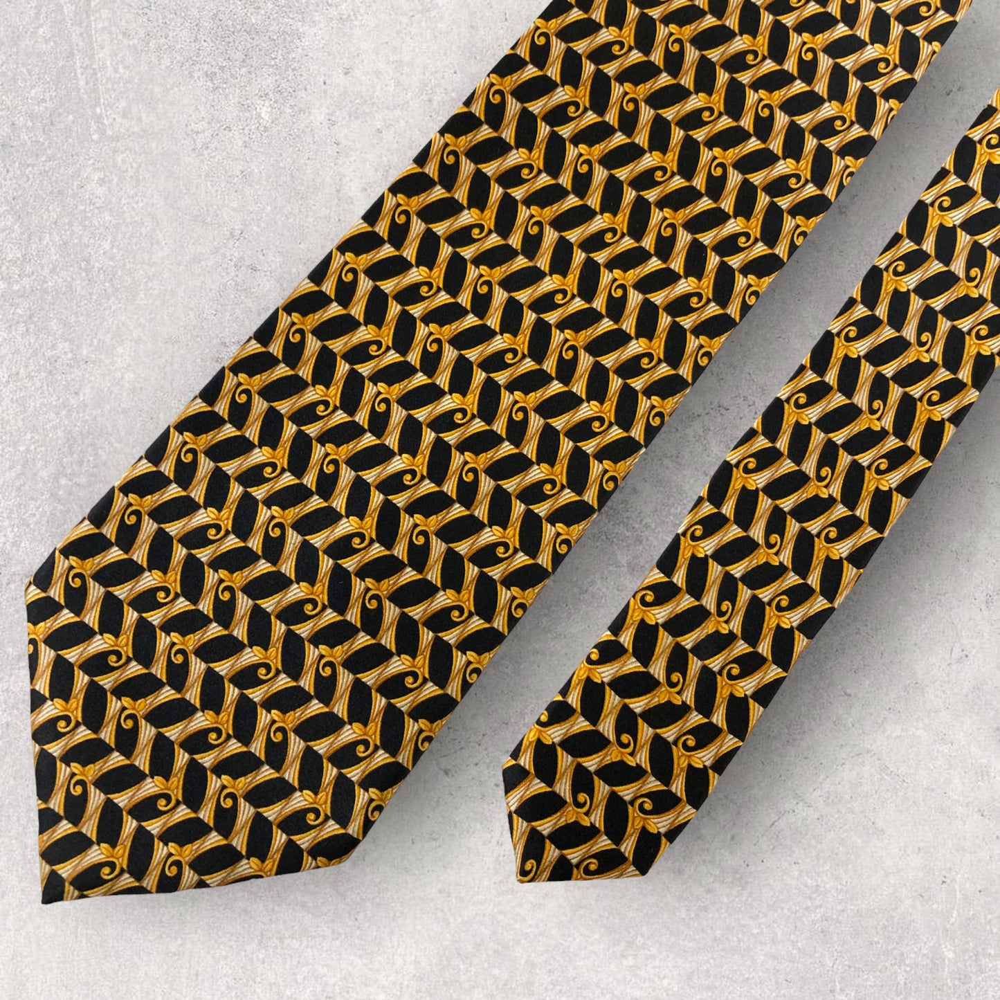 [5456] Beautiful item! LANVIN necktie in black and gold 